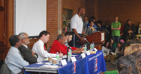 Kermit Washington and panel discuss hunger in Africa